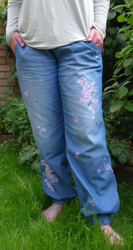 Sommerjeans Blumenmuster Jeans bemalen pimp up your jeans
