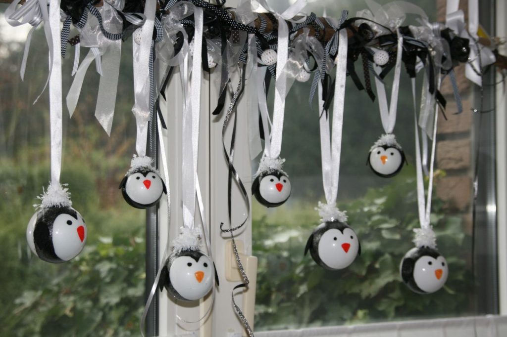 fensterschmuck-pinguinkugeln-weihnachtskugeln