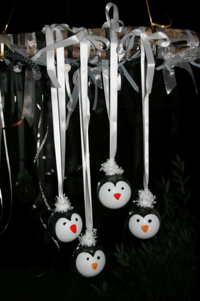 fensterschmuck-weihnachtskugeln-christbaumkugeln-pinguin