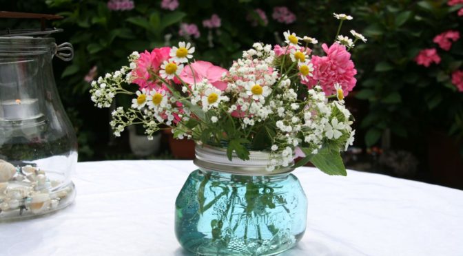 Garten- und Wildblumen in der selbstgemachten Vase
